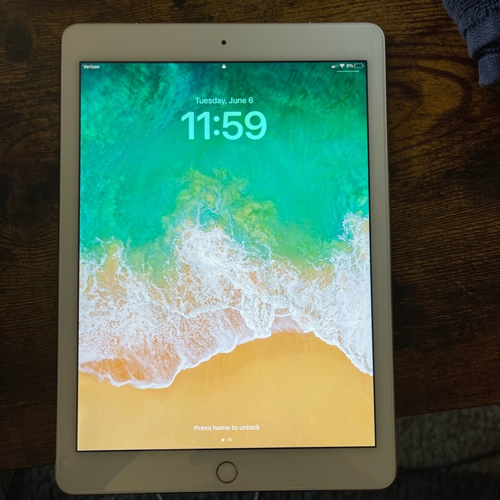 iPad Pro 9.7” Gold 128gb w/ Cellular
